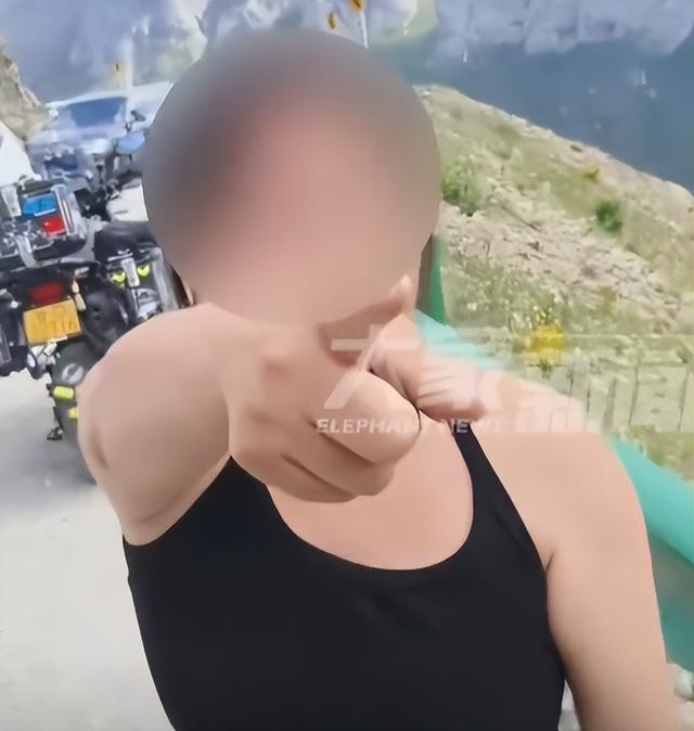 奔驰女已社死，逆行后辱骂威胁骑手，警方通报，正脸曝光太丢人