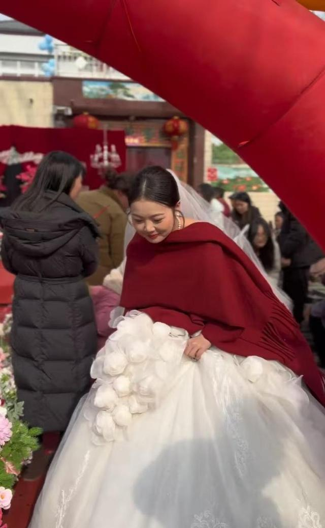 婚礼上新娘天庭饱满意外走红，明艳动人成焦点，网友：美到心坎了