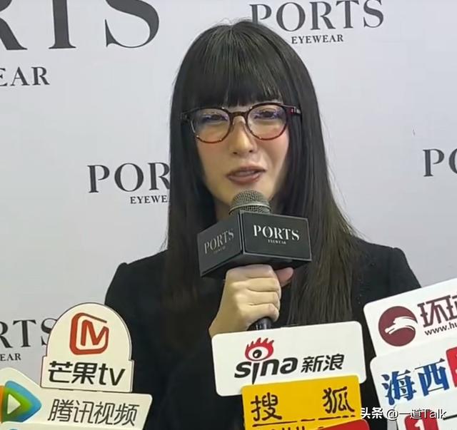 比整容还可怕！39岁江疏影现身活动，嘴歪脸僵、造型丑到认不出！