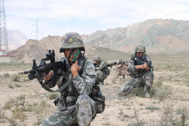 解放军“斩首”演练罕见公开，时间点不简单，台海信号很清楚