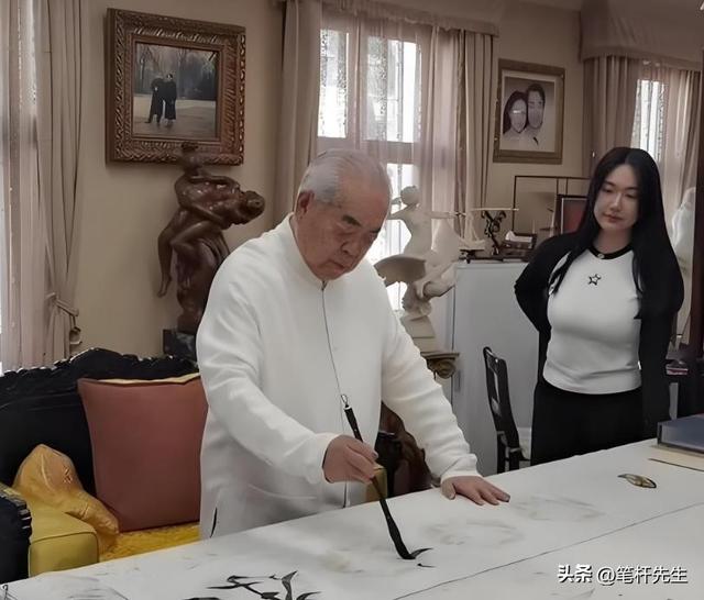 炸裂！87岁范曾被曝遭37岁娇妻做局，出轨转移财产，还和继子乱搞