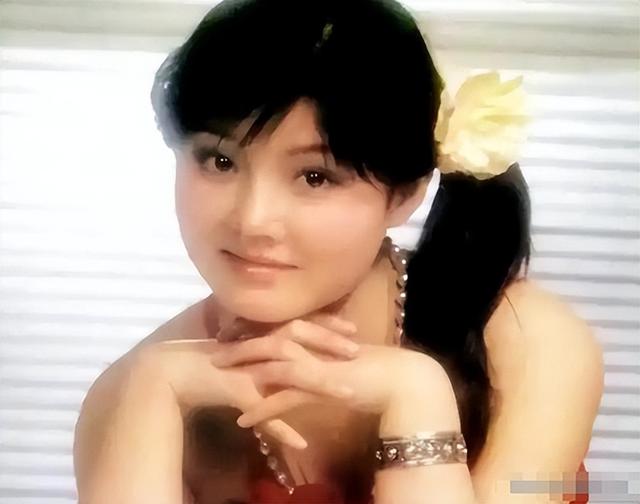 她11岁被导演看中，与名导同居多年被抛弃，如今复出却无人问津