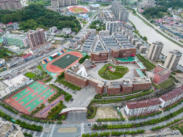 中国“退步”最快的城市，曾和上海、重庆齐名，如今沦为三线城市