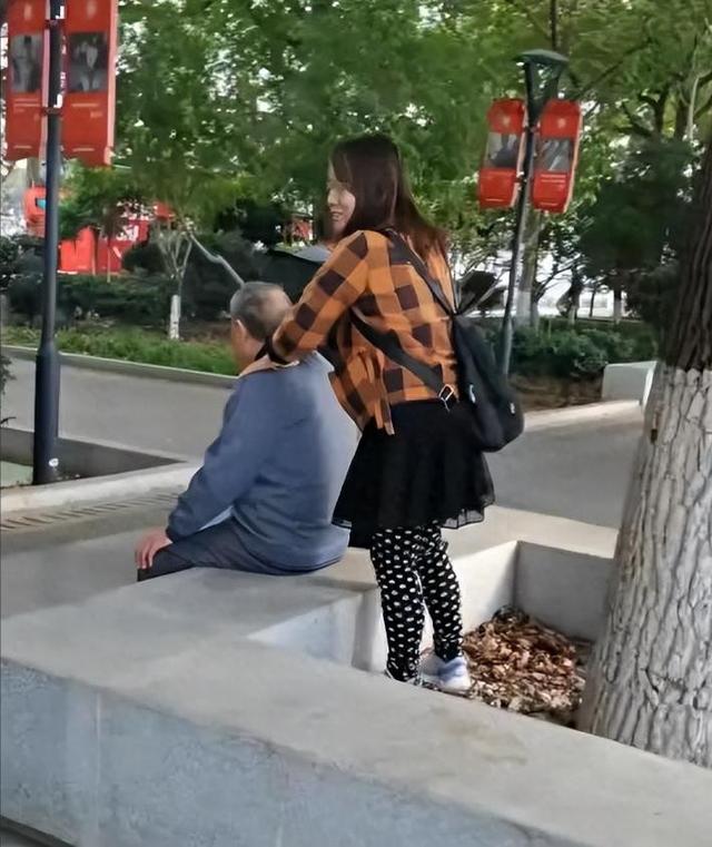 长沙公园惊现“老年服务圈”！低价刚需服务，姑娘边服务边唠嗑