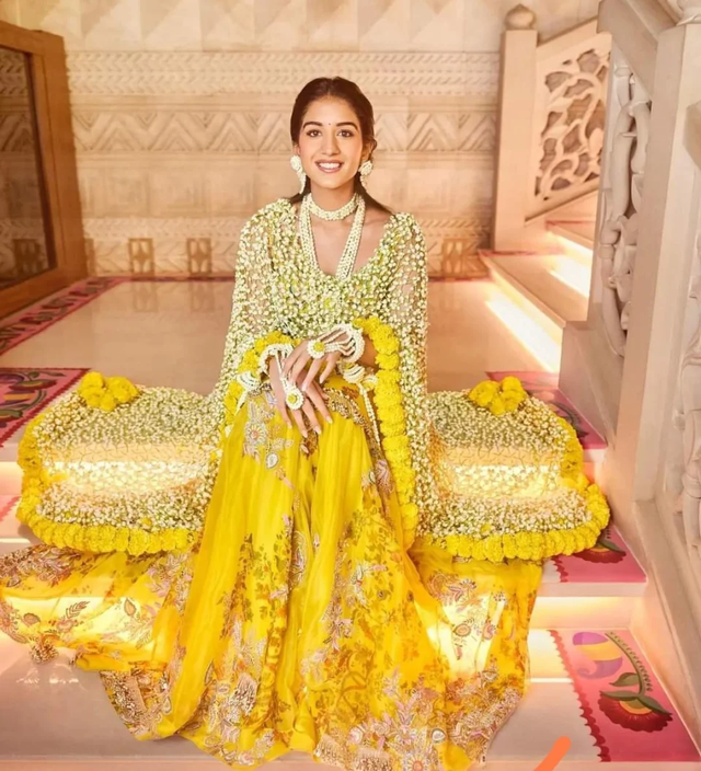 亚洲首富小儿媳和大伯哥曝炸裂丑闻？多次含情脉脉牵手摸腰