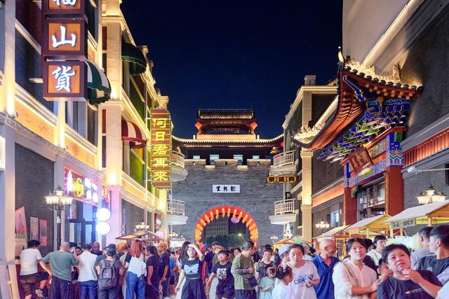 通化龙兴里文旅小镇，建筑充满民国风情，夜色下让人流连忘返