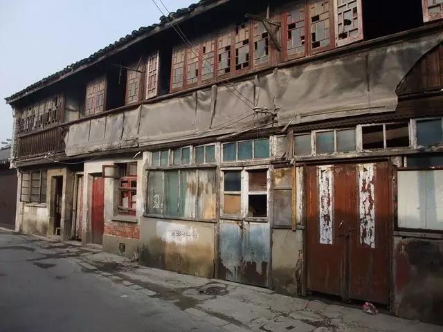 破旧的房屋留下岁月的印记——荣巷老街