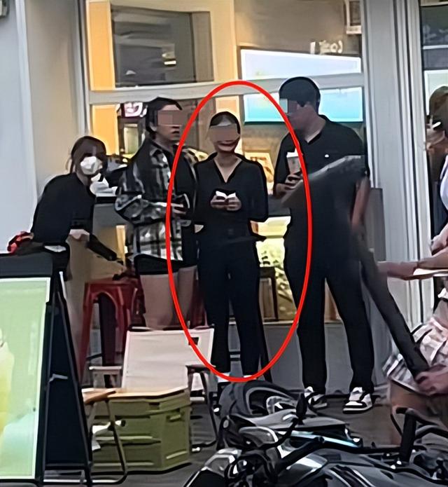 精神小妹砸车后续：当场被警方抬走，目击者透露更多，车主曝真相