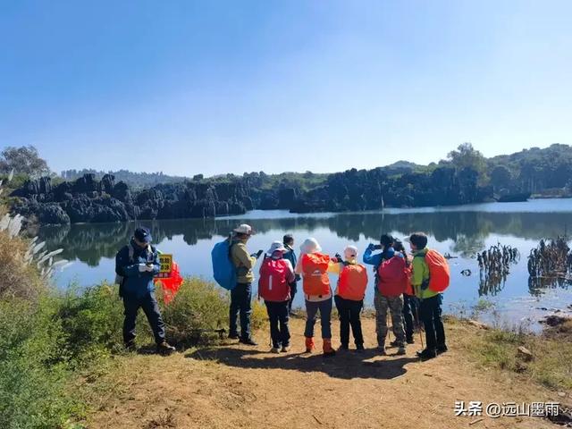 走石林仙女湖、观雷打石石林，徒步穿越绵延石林间，我们惊叹不已