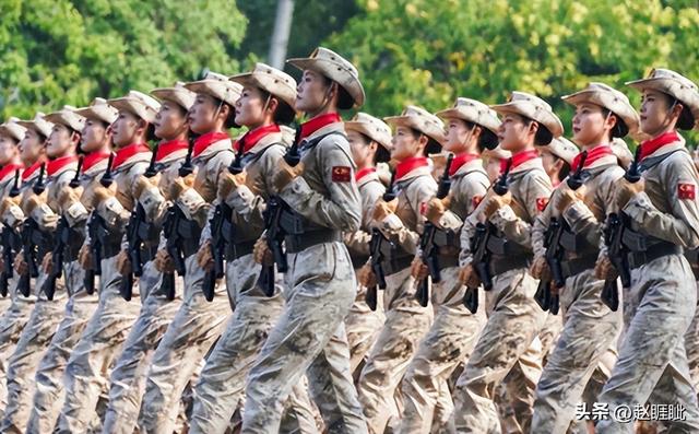 93受阅女兵，踢正步参加婚礼被骂，网友：穿这套衣服是几个意思？