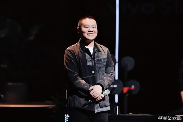 郭德纲压轴登场岳云鹏演唱会，黄晓明陈梦现身，本人回应演唱会“没歌唱、票价贵”质疑：感谢观众顶着压力来