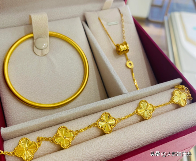 黄金涨疯了，但为什么买金的吵翻了	，卖金的愁死了？问题到底在哪