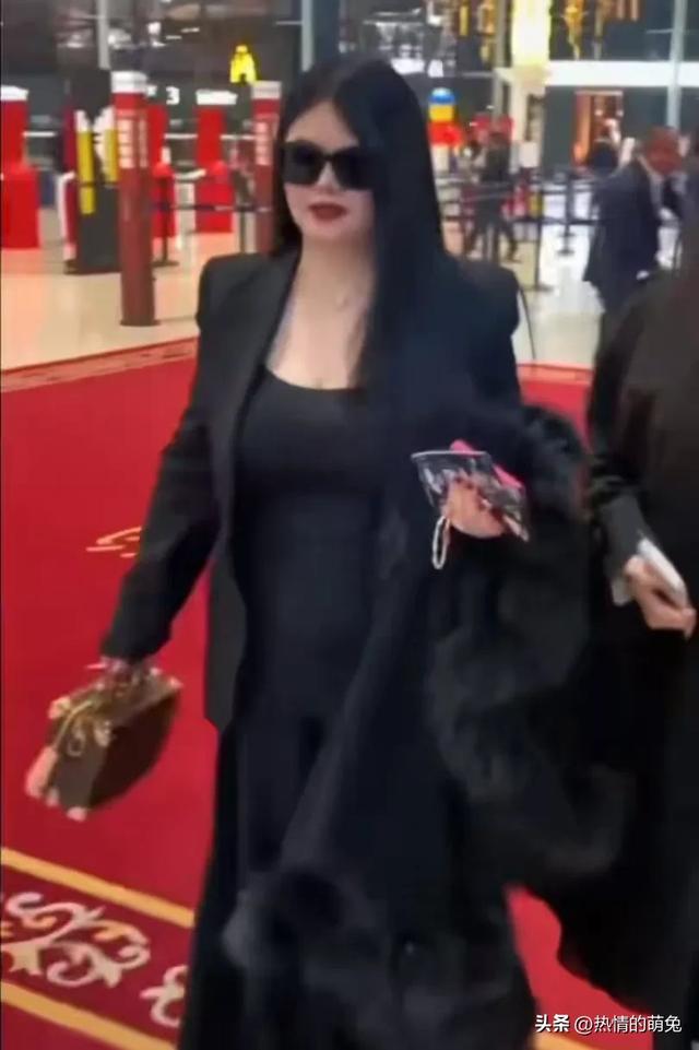 李湘一家人现身机场 穿黑色也遮不住肉肉 这得有200斤了吧