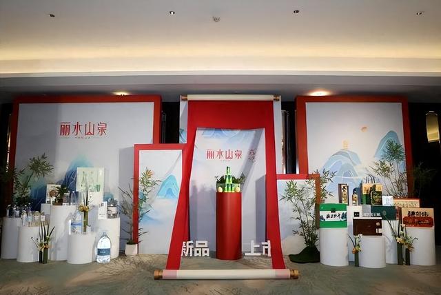 央视国宴上的那瓶水火了！不是娃哈哈，更不是农夫山泉