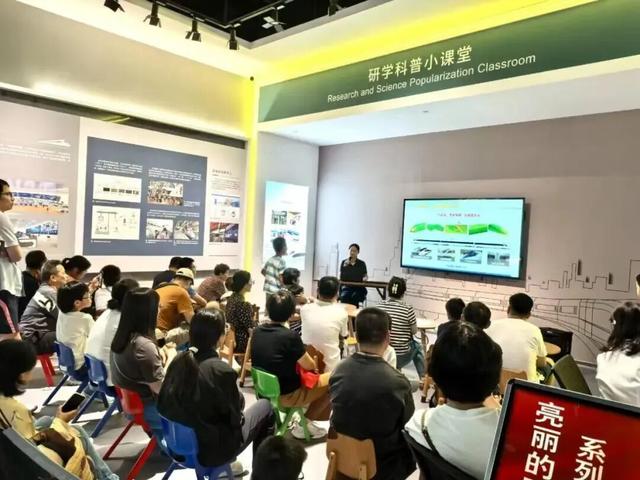 来这里！跟“国庆号”机车合影！