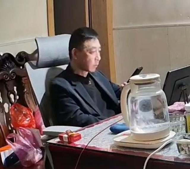 亲戚为暴打母亲男叫屈！他良心不坏，动手事出有因	，老人拿钱捞人