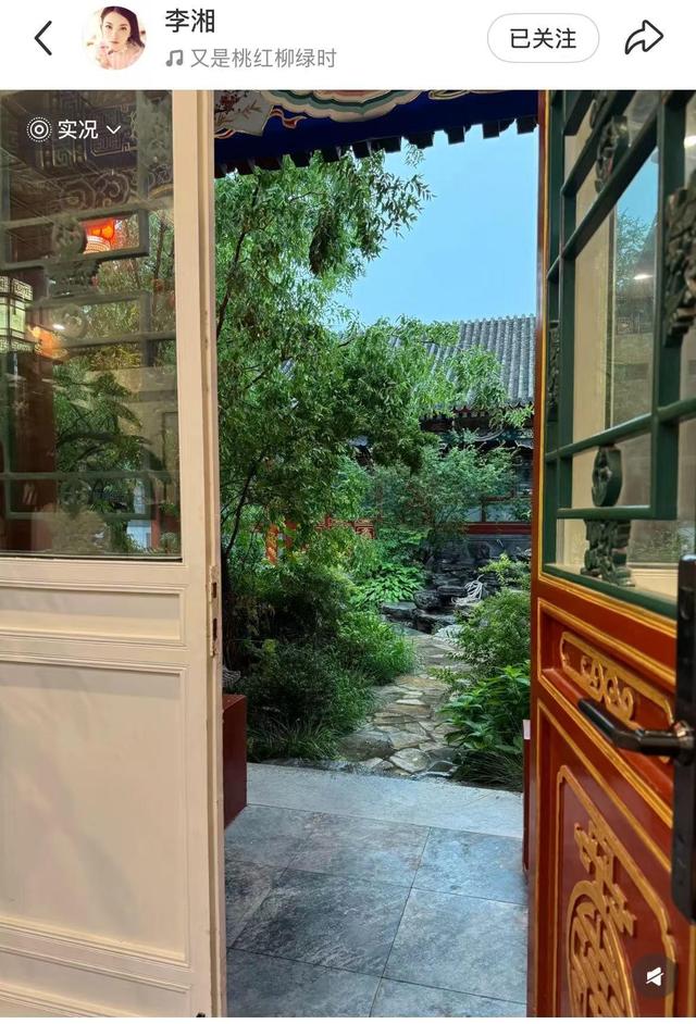 王诗龄晒自家北京小院，大半夜穿旗袍拍照，面无表情上演中式恐怖
