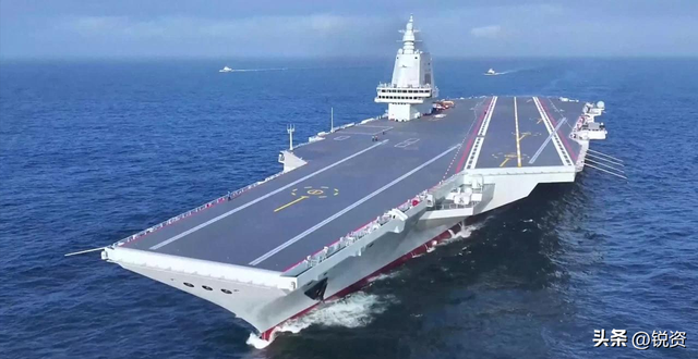 美国战机引起热议！航母暴露致命短板，中国总结经验转化成果