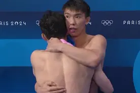 中国第12金！跳水队压哨夺冠，王宗源喜极而泣，在队友肩膀大哭图片