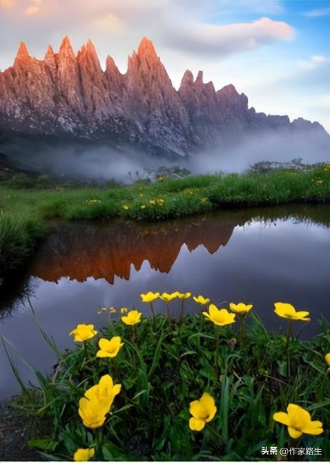 在青海，有个地方叫年宝玉则，传说，黄河曾在这里“追”过长江