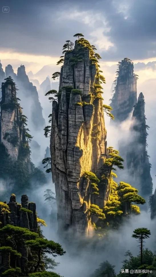 在云雾缭绕的奇幻之境，张家界悬浮山宛如超脱尘世的仙岛傲然矗立