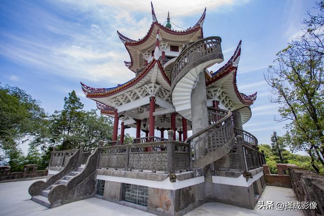 登“尊师亭”，揽西川景