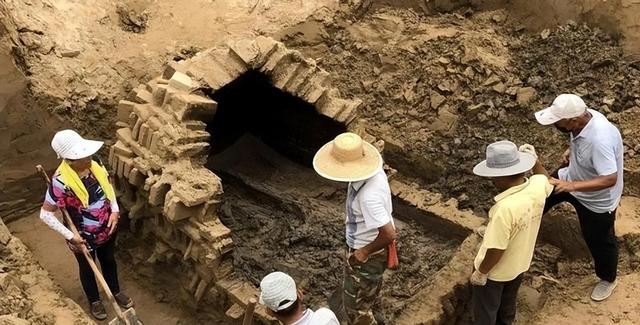 北京挖出大太监李莲英之墓，开棺后	，考古人员被吓得浑身发抖