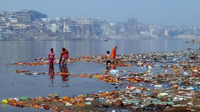 印度游客疯狂涌入中国，庐山水中搓澡还打肥皂，无视禁令引众怒！