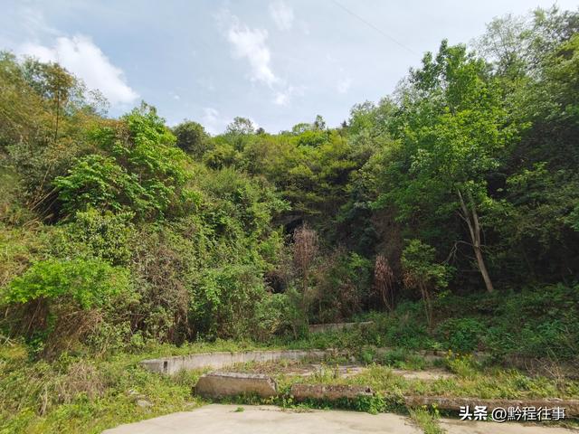 探险贵州深山原始溶洞，遇见一个躲匪洞、一座红军坟