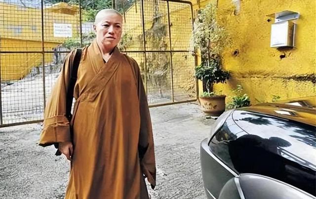 揭秘尼姑庵真相：表面佛门实则妓院，穿黑丝戴假发，香客人来人往