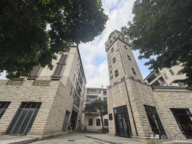 南沙游艇会里的灯塔图书馆