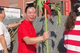 株洲一父亲穿旗袍拿向日葵送考走红：旗袍网上买的，向日葵为高考种的图片