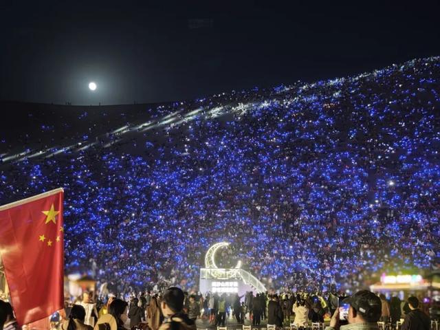 双节同庆，欢乐满溢！鸣沙山月牙泉再现文旅热潮