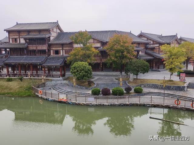 在“天仙配”传说的故事发生地孝感，建有一座“凤凰天仙城”