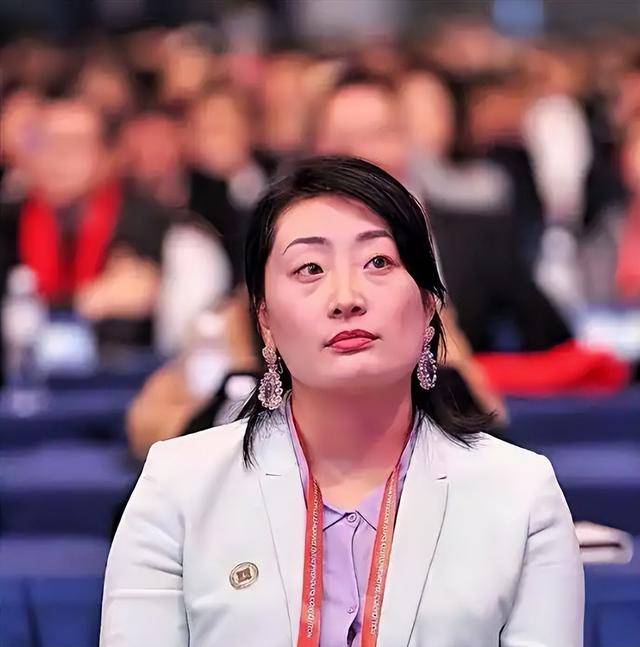 宗馥莉的畸形家庭：亲爹出轨，爷奶不爱，叔叔背刺，小三夺权
