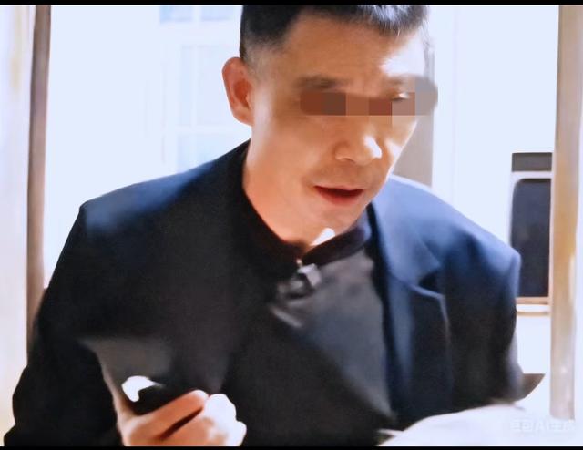 母亲被儿子暴打后续：男子身份被扒	、高清正面照流出，悬针纹明显