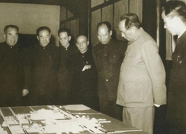 05年薄一波癌症住院，5个月后陷入昏迷，生命最后未留一言半语