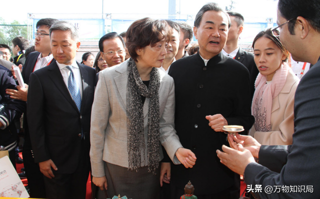 “外交男神”王毅年轻旧照，与妻子罕见同框，岳父曾是周总理秘书