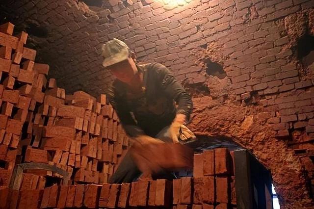 这段历史怎能忘？世界最长的红砖路，6000 多万块砖铺就的新疆奇迹
