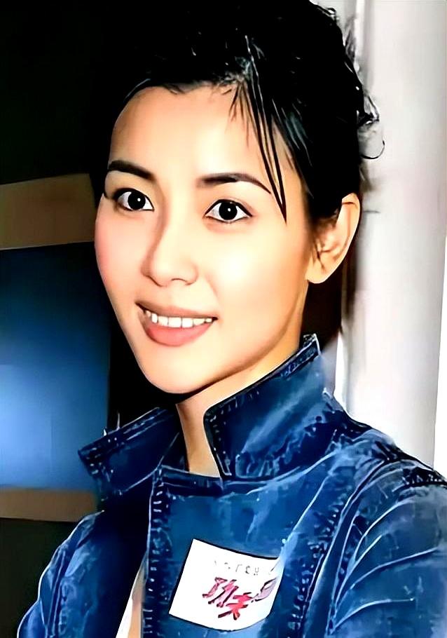 21岁拍三级，30岁被出轨，38岁嫁大佬，如今52岁没孩子还被宠成宝