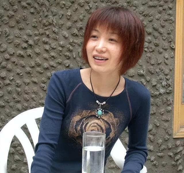 她连上4次春晚，和恩师同居怀孕，被骗流产，51岁依然无人敢娶