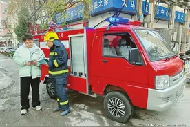 太原市小店区多个城中村配备了微型消防车，灵活的车身和鲜艳的外观引关注图片