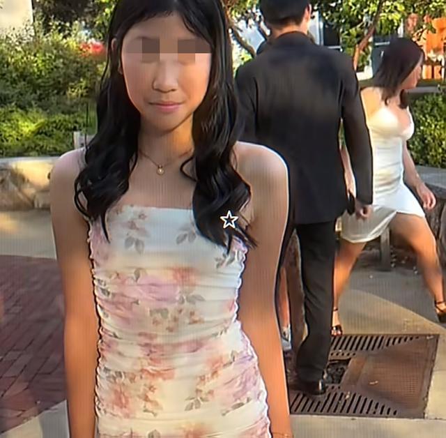 王千源带女儿韩国度假，打扮年轻跟大妈跳广场舞，长得凶但人特逗