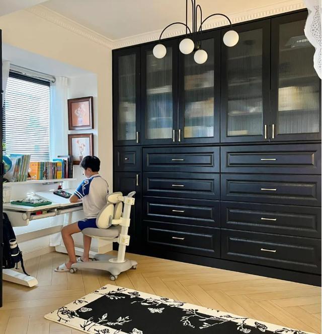 新式床一出，双人床落伍了！现在都流行这种床，省钱美观还实用！