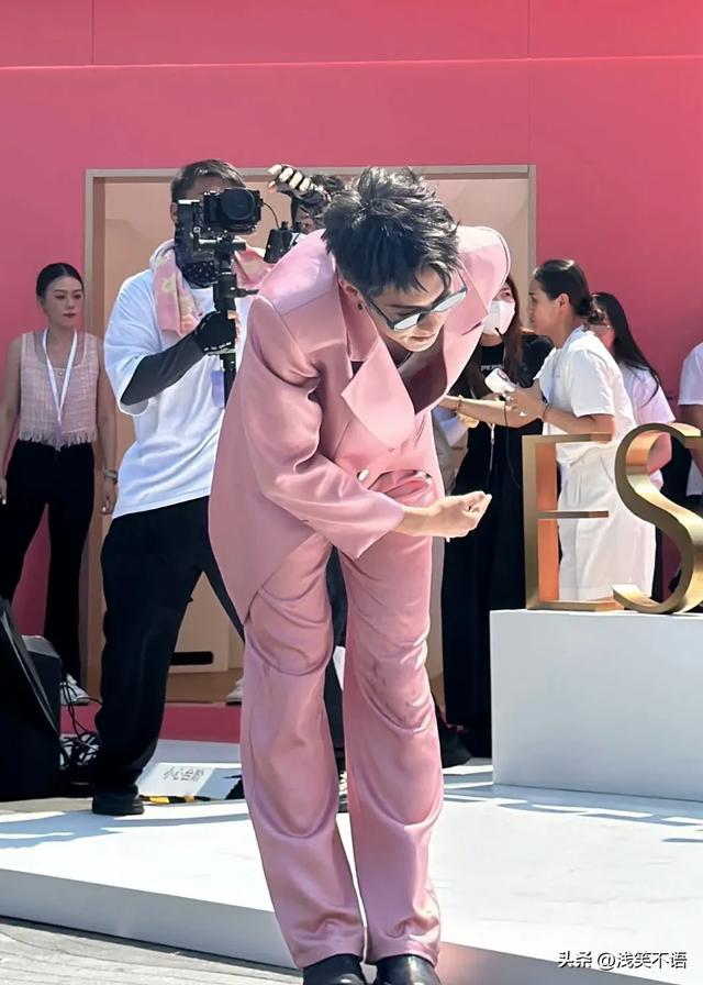 王鹤棣裤子脏到惊人！这形象管理…让人意外