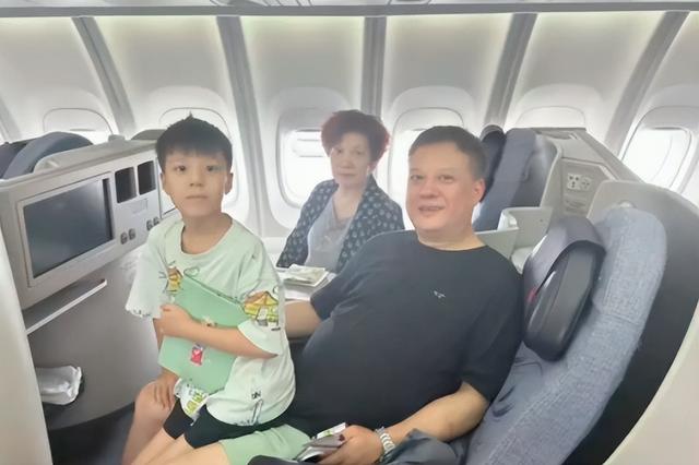 封杀4年	，赵薇做梦也没想到，如今56岁哥哥竟成了自己的“救赎	”