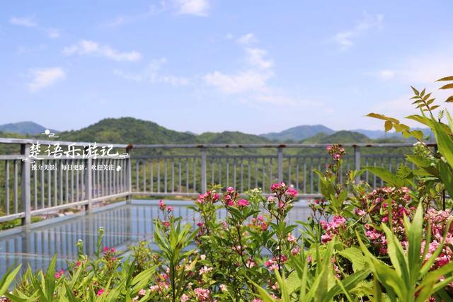 浙江绍兴这个公园依山傍水，两根石笋营造美丽风光，成为休闲胜地