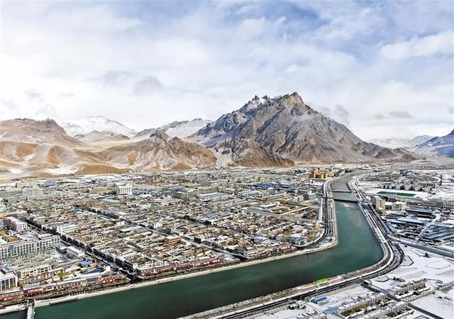 中国为何耗费30年时间，在距印度不足百公里的无人区建一座城市？