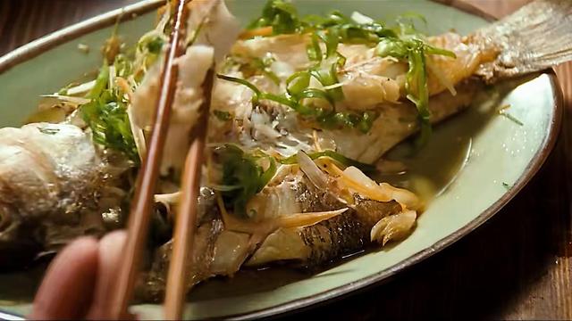 鱼刺卡喉怎么办？还在吞饭喝醋？医生教你正确处理方法