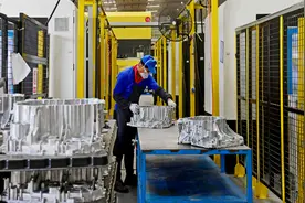 太原比亚迪汽车有限公司生产车间内，工人在加紧生产图片